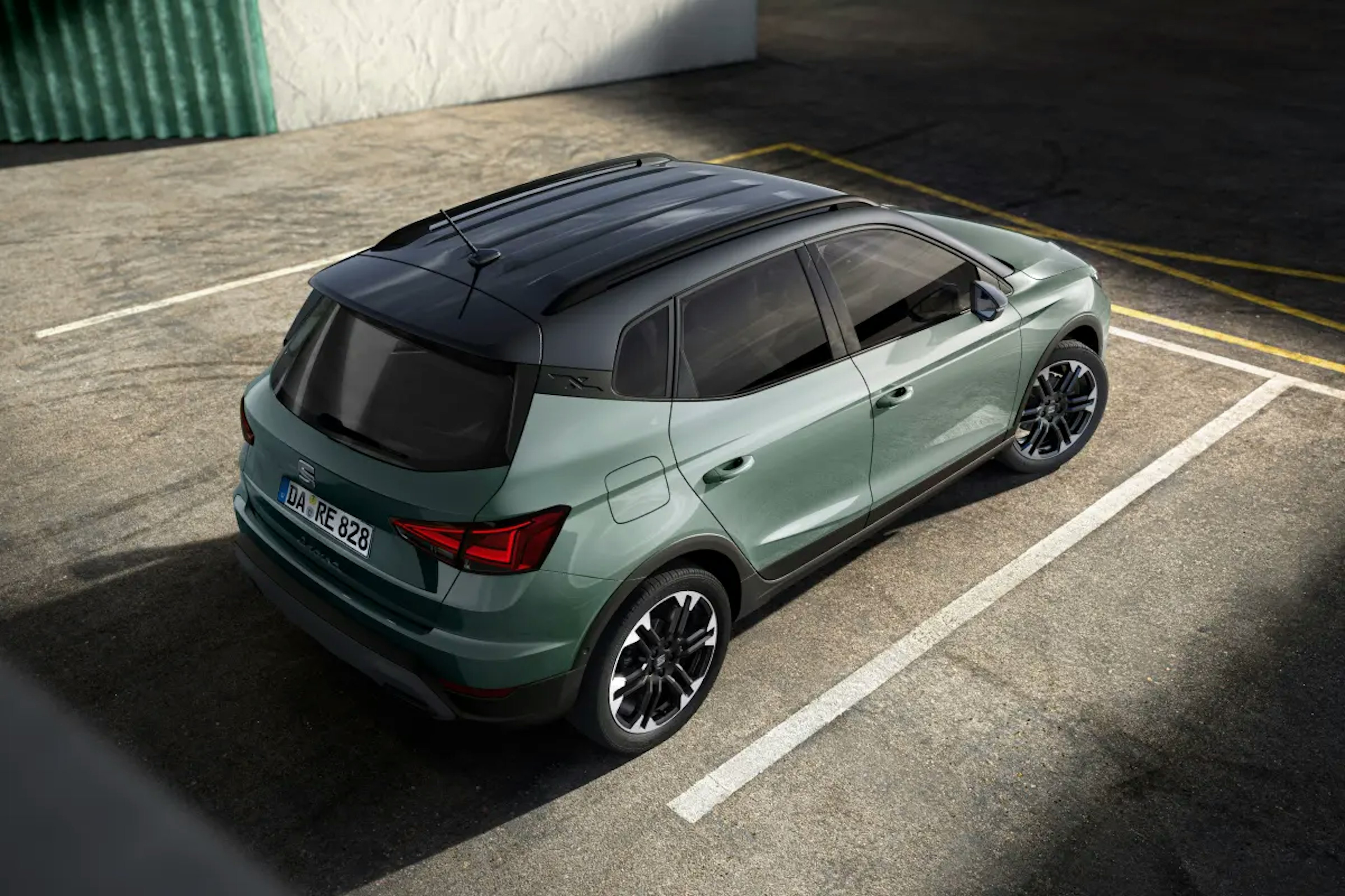 Roter SEAT Arona von schräg hinten fotografiert auf offenem Platz mit breiter Treppe im Hintergrund