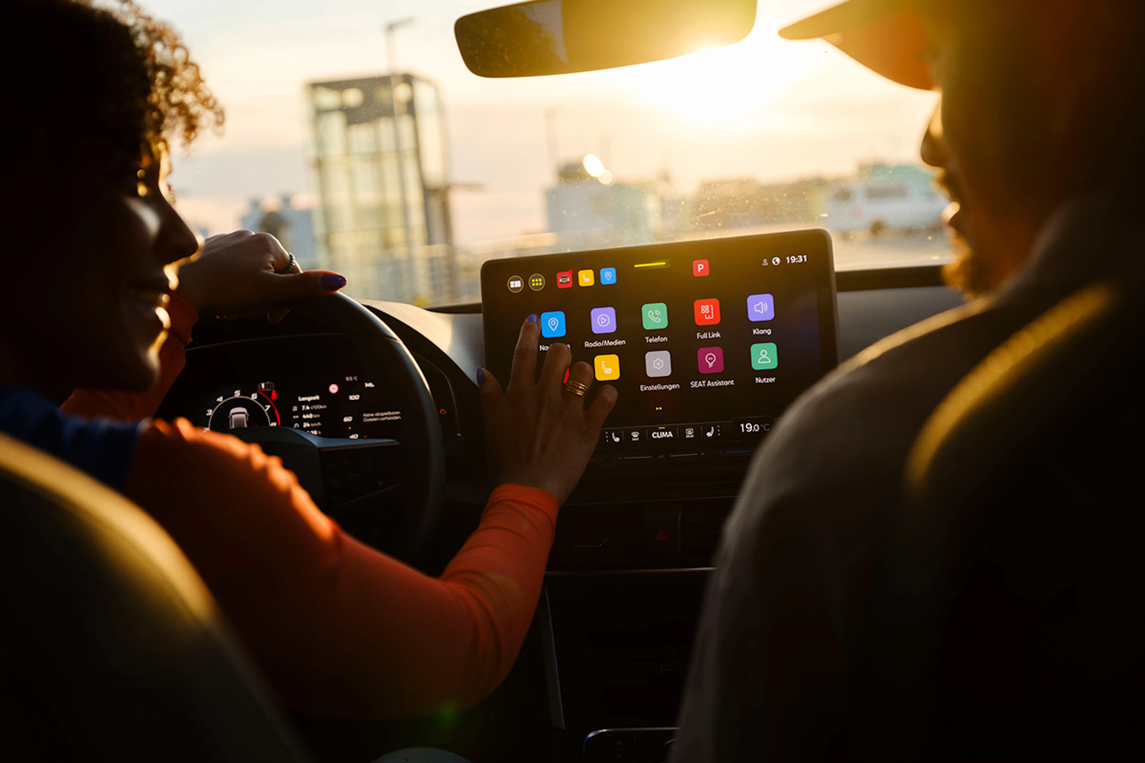 Mann steht vor einem roten SEAT Leon und blickt auf sein Smartphone, das die SEAT CONNECT App zeigt.